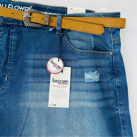 Wallflower | Fearless Curvy Super High Rise Distressed Jean Shorts NWT 24W - Picture 8 of 9